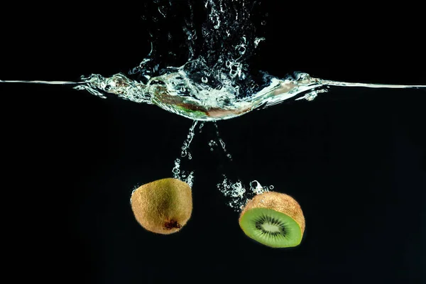 Salpicando Kiwi Água Contra Fundo Preto — Fotografia de Stock