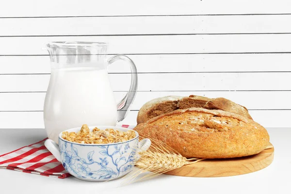 Ekmek Süt Masaya Yakın Çekim — Stok fotoğraf