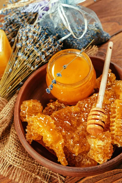 antika ahşap zemin üzerine bal ayı kavanoza tatlım