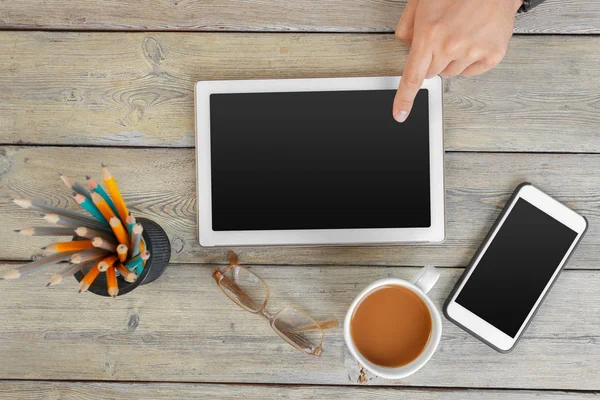 elleri boş tablet cihaz ahşap çalışma masa üzerinde tutan bir adam