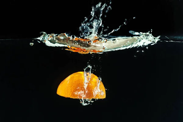 Laranja Caindo Água Fazendo Salpicos Contra Fundo Preto — Fotografia de Stock