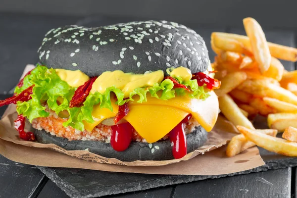 Hamburguesa Con Papas Fritas Plato Pizarra —  Fotos de Stock