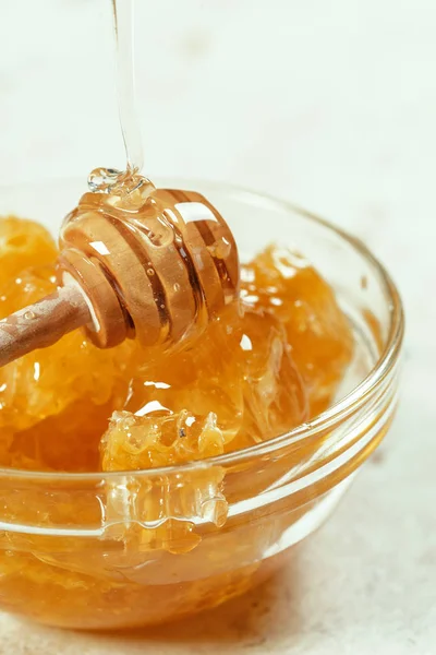 Nahaufnahme Von Süßem Honig Auf Dem Tisch — Stockfoto