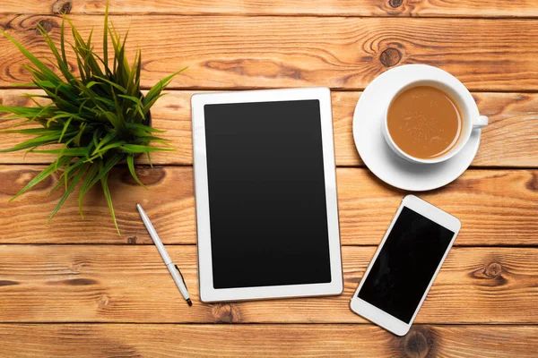 デジタル タブレットと木製のテーブルでコーヒー カップ — ストック写真