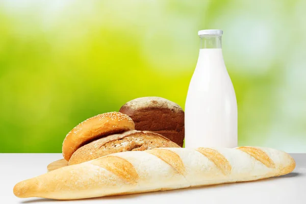 Ekmek Süt Masaya Yakın Çekim — Stok fotoğraf