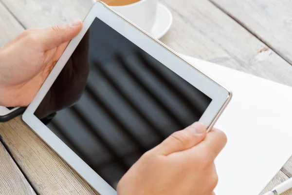 Mãos Homem Segurando Dispositivo Tablet Sobre Uma Mesa Espaço Trabalho — Fotografia de Stock