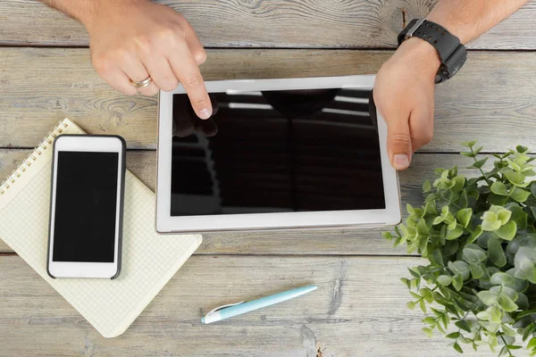 Manos Hombre Sosteniendo Dispositivo Tableta Sobre Una Mesa Madera — Foto de Stock