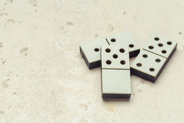 Zbliżenie Domino Sztuk Białym Tle Gry — Zdjęcie stockowe