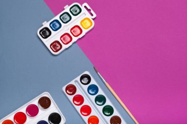 Renkli Boyalı Sanat Paleti Üst Görünümü Kapat