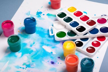 Renkli Boyalı Sanat Paleti Üst Görünümü Kapat