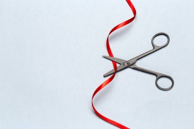 Büyük Açılış, gri arkaplanda makas ve kırmızı kurdele ile gösterilmiştir.