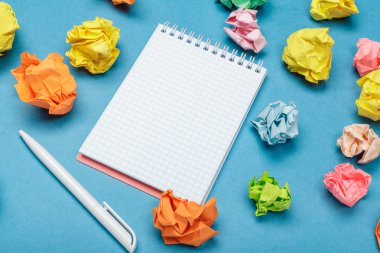 Ofis çalışma alanı boş bir defter, buruşmuş kağıt