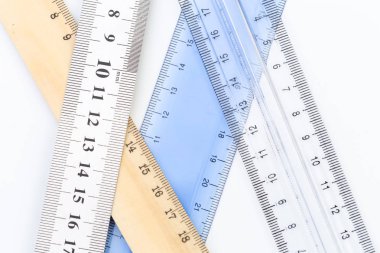 Beyaz arka planda yalıtılmış ölçüm cetvelleri kümesi