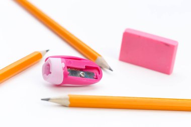 kalem ve kağıt beyaz zemin üzerine kalem sharperner