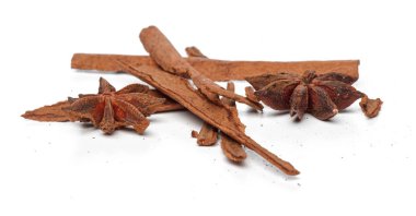 Tarçın çubukları beyaz arkaplanda izole