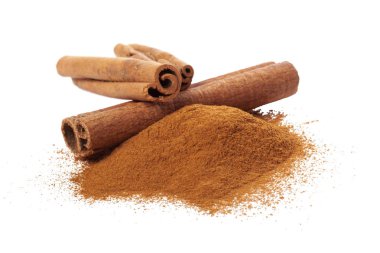 Tarçın çubukları beyaz arkaplanda izole