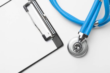 beyaz zemin üzerine stetoskop ile tıbbi boş Pano