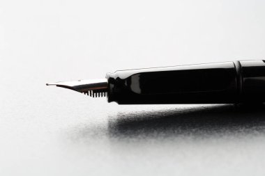 Siyah arkaplanda kırpma yolu olan dolma kalem