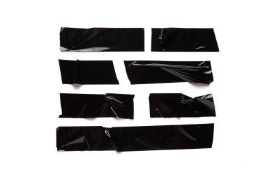 Beyaz arkaplanda izole edilmiş siyah elektrik bantlarından oluşan bir koleksiyon.