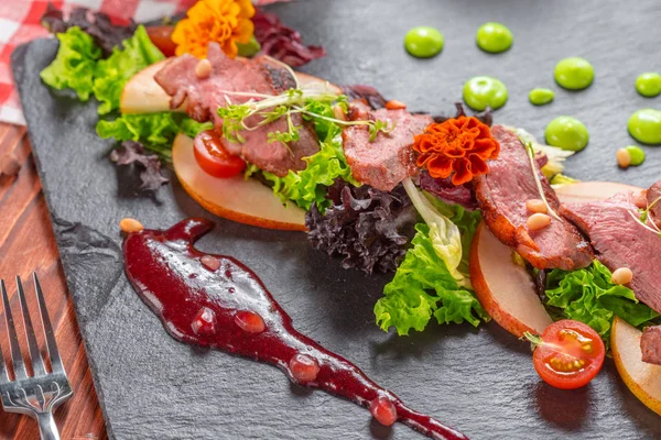 Pechuga Pato Asado Rodajas Sabrosas Con Primer Plano Ensalada Verduras — Foto de Stock