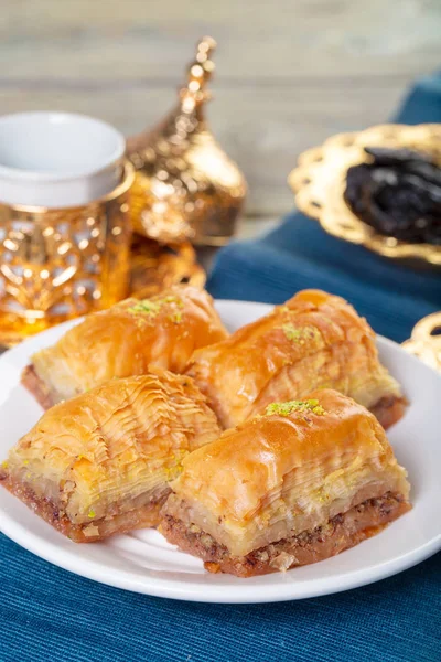 Oosterse Snoepjes Baklava Sherbet Een Blauwe Achtergrond — Stockfoto