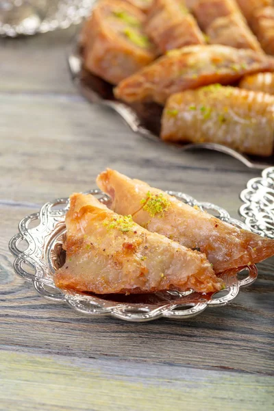 Turkse Snoepjes Baklava Metalen Oosterse Dienblad Houten Ondergrond — Stockfoto