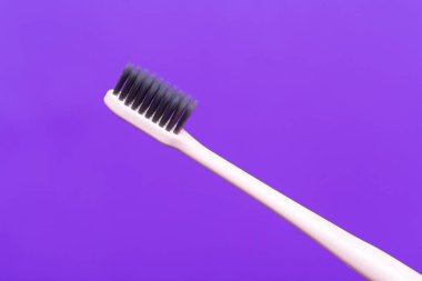 Diş fırçaları masada.