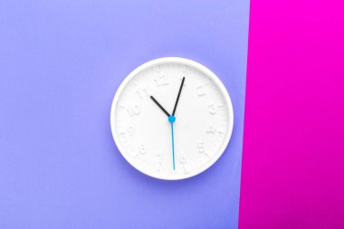 Renk arkaplanı üzerine duvar saati