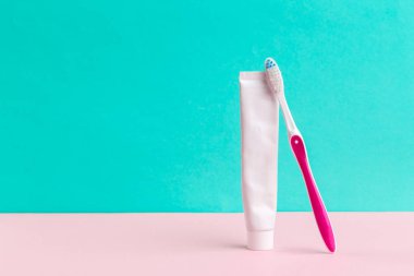 Diş fırçası ve diş macunu kapat