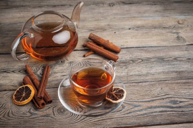 Ahşap masada aromatik sıcak tarçın çayı