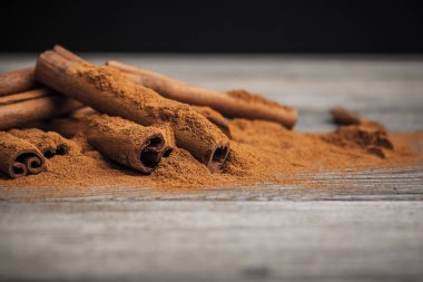 Ahşap arka planda tarçın çubukları.