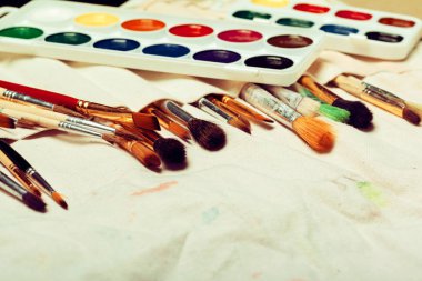 Suluboya ile boyanmış fırçalar. Kapatın.