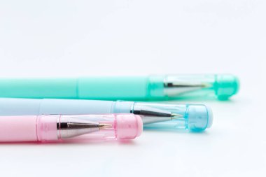 Beyaz arkaplanda izole edilmiş kalem kümesi