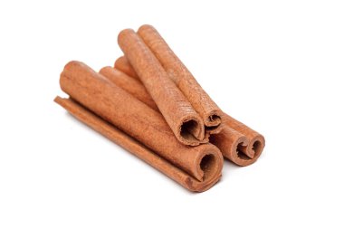 Tarçın çubukları beyaz arkaplanda izole