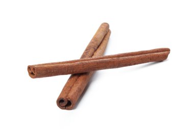 Tarçın çubukları beyaz arkaplanda izole