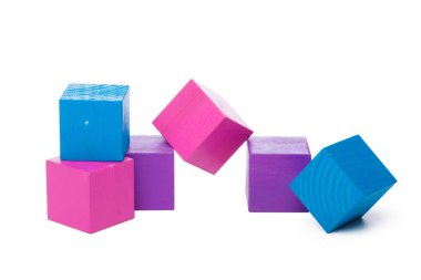 Tahta yapı taşları beyaz arkaplanda izole edildi