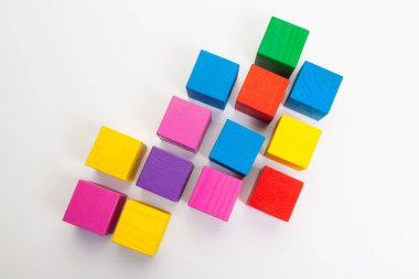 Beyaz arkaplanda izole edilmiş renkli ahşap yapı taşları