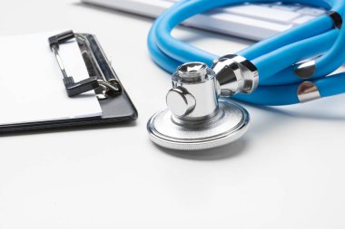 beyaz zemin üzerine stetoskop ile tıbbi boş Pano