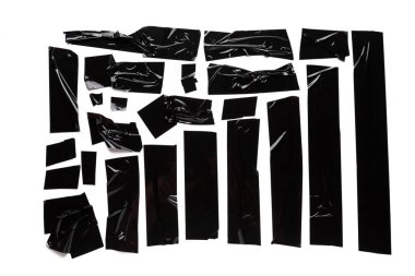 Beyaz arkaplanda izole edilmiş siyah elektrik bantlarından oluşan bir koleksiyon.