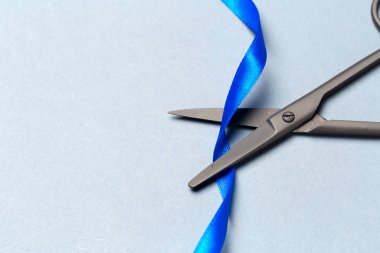 Büyük Açılış, gri arkaplanda makas ve mavi kurdele ile gösterilmiştir.