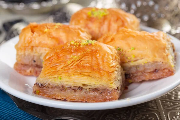 Orientalische Süßigkeiten Baklava Sherbet Auf Blauem Hintergrund — Stockfoto