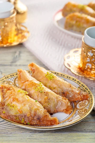 Traditionelles Türkisches Dessert Baklava Mit Tee Auf Dunklem Hintergrund Frisches — Stockfoto