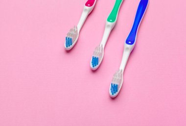 Renk arkaplan üzerinde elle diş fırçası olan düz konum, kapat