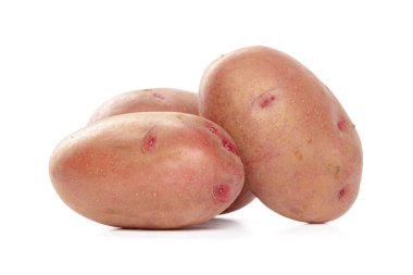 Beyaz üzerine izole edilmiş patatesler