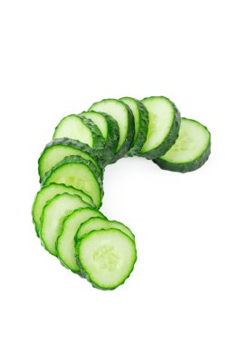 salatalık beyaz arkaplanda izole edilmiş.