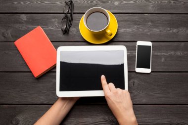  Boş tablet aygıtı, ahşap çalışma masasının üzerinde, kahve masası manzaralı.
