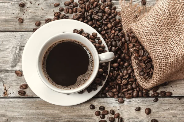 Tasse Café Avec Des Grains Sur Table — Photo