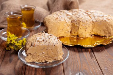 Masada çay ile nefis bir halva.