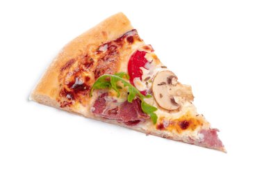 Beyaz arka planda izole edilmiş taze İtalyan klasik orijinal pizzası.