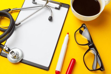 Tıbbi konsept için steteskop ve boş pano altlığı düz dizayn.